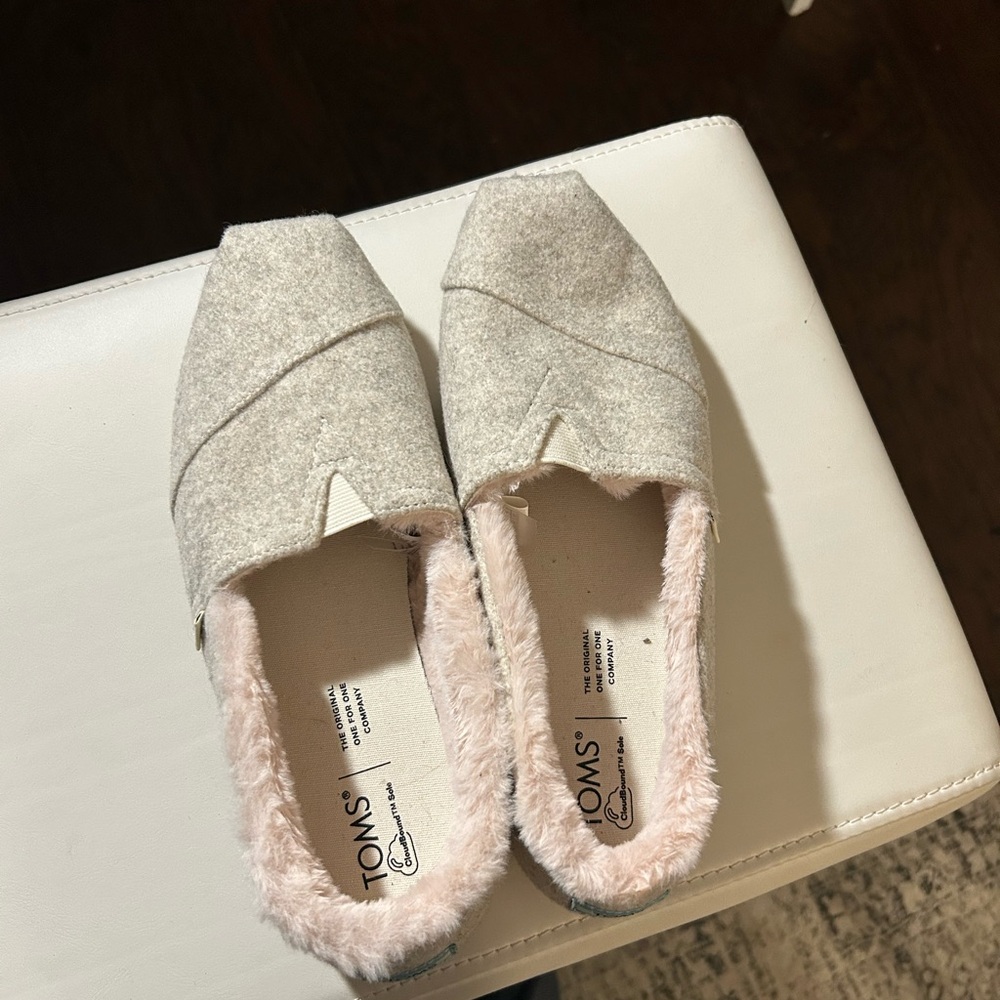 TOMS Women's Gray Fuzzy Slippers